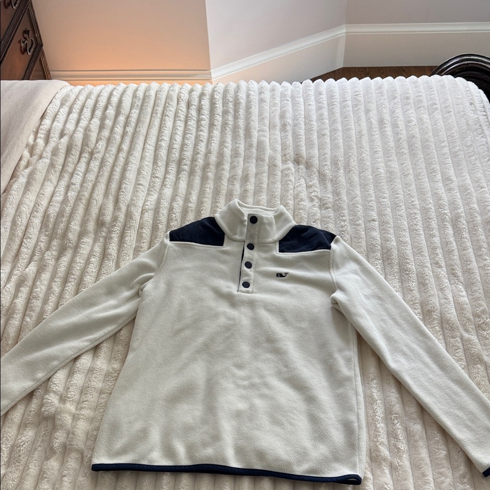 White and Navy Vineyard Vines fleece Pullover Sweater. Like new. Size XS